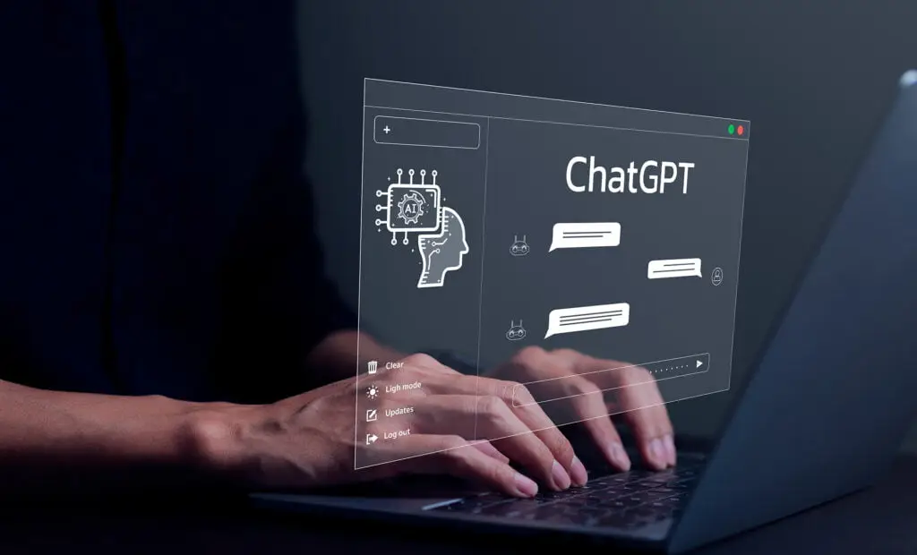 manos usando ChatGPT para mejorar su empresa